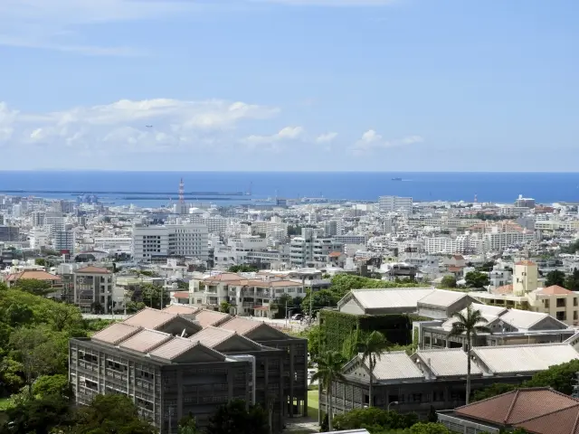 首里城公園から望む那覇新都心と那覇港の街並みと青い海の風景