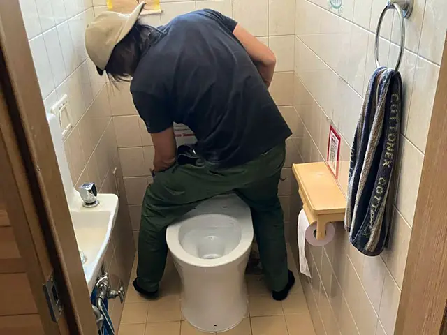 既存便器を撤去している施工中の様子