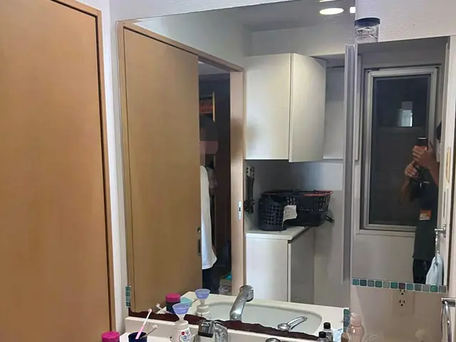 洗面台鏡取替え|明るく見やすい三面鏡へ Before写真