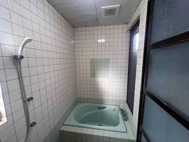 タイル張りの浴室を一新｜掃除しやすく快適なバスルームへリフォーム Before写真