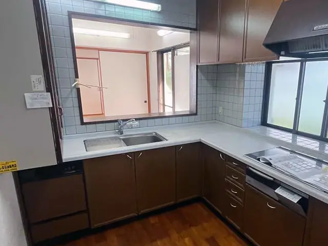 掃除のしづらかったキッチン空間を改善｜掃除と使い勝手を見直したキッチンリフォーム Before写真