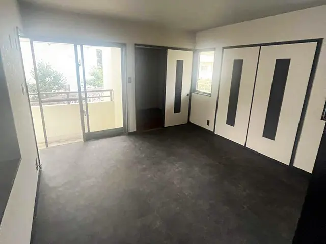 開放感のある洋室へ｜床・内装リフォームで落ち着いた空間に改善 After写真