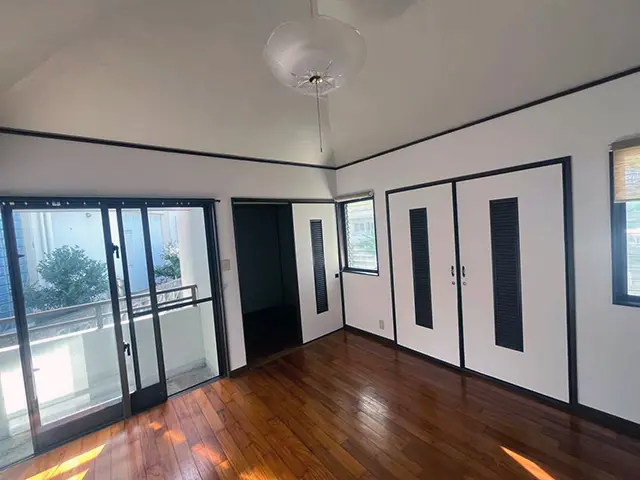 開放感のある洋室へ｜床・内装リフォームで落ち着いた空間に改善 Before写真