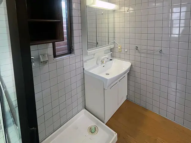 タイル張りの洗面所を一新｜お手入れしやすく統一感のある空間へ Before写真