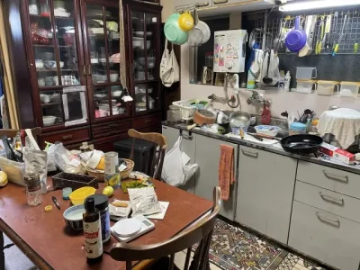 築20年を過ぎて劣化したキッチンの様子。シンク下のカビ臭や機器の不具合など「SOS」のサインが表示されている。クリナップ「ラクエラ」とタカラスタンダード「トレーシア」のロゴがあり、沖縄の湿気対策に最適なメーカー選びを提案するアイキャッチ。