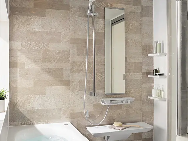 那覇市で検討される浴室リフォームTOTOサザナの壁面デザインとシャワー設備のイメージ