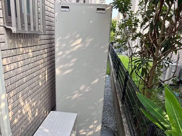 那覇市の住宅でエコキュート取替え工事を行った後の給湯タンクユニットの設置状況。