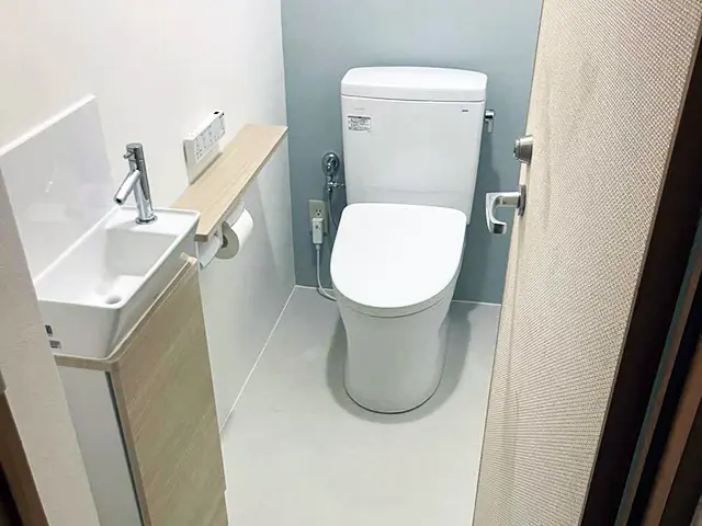 那覇市のトイレリフォーム後の全体写真（TOTOトイレ採用）