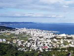 沖縄の海と市街地の風景｜塩害・湿気・台風など住宅に影響する沖縄特有の住環境イメージ