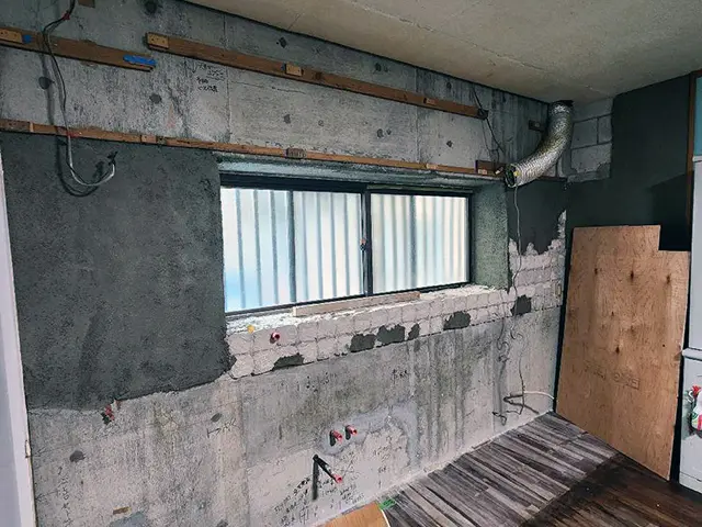 キッチン解体・既存タイルはつり作業