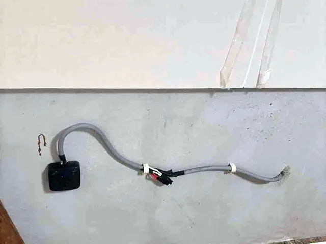 キッチン電源配線の移動作業