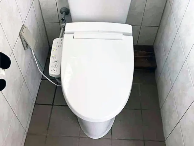 LIXILアメージュ便器とシャワートイレHシリーズを設置したトイレリフォーム後の様子