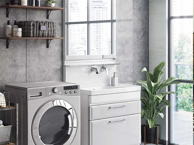 沖縄の住宅でホーロー洗面台と洗濯機を設置した洗面所リフォーム事例。湿気に強いタカラスタンダードの洗面化粧台。